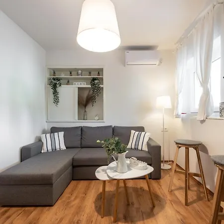 Near Old Town With Free Parking Apartment *