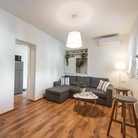 Near Old Town, Free Parking & Huge Garden Apartment