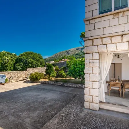 Apartment Near Old Town, Free Parking & Huge Garden *