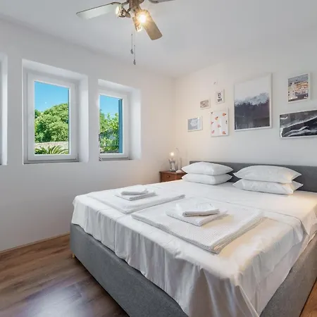 Apartment Near Old Town, Free Parking & Huge Garden