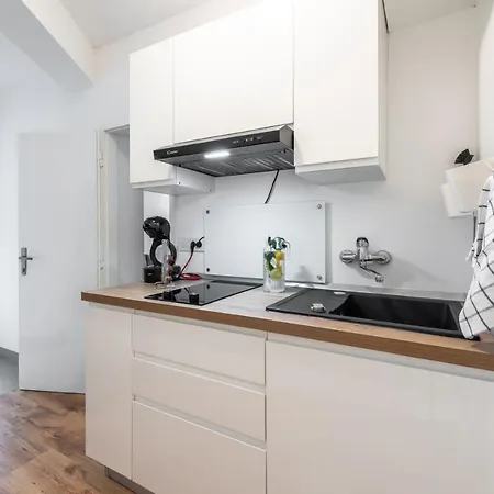 Near Old Town With Free Parking Apartamento