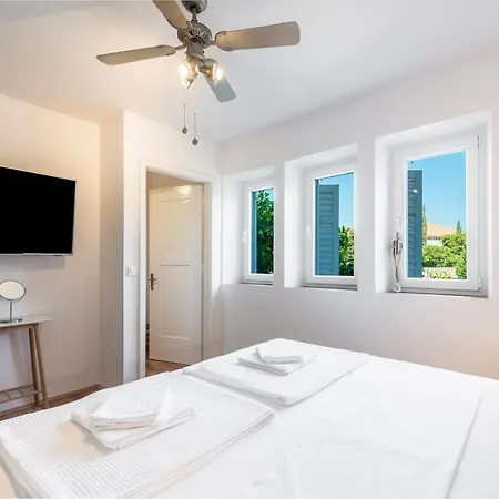 Near Old Town, Free Parking & Huge Garden Apartment *