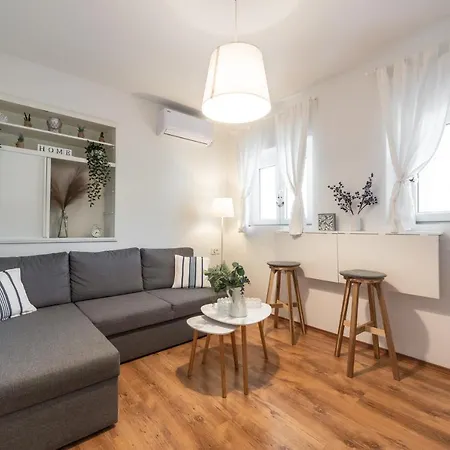 Near Old Town With Free Parking Apartamento