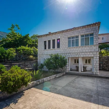 Near Old Town, Free Parking & Huge Garden Apartment *