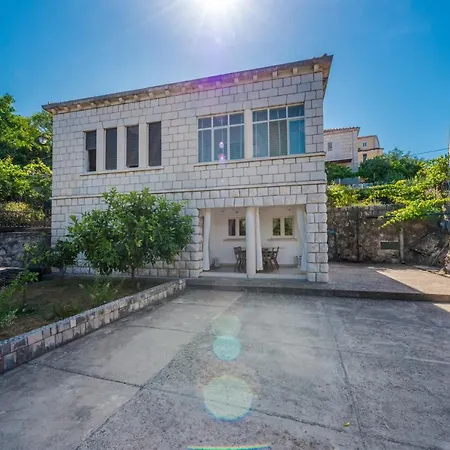 Apartment Near Old Town, Free Parking & Huge Garden *