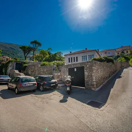 Near Old Town, Free Parking & Huge Garden