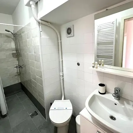 Near Old Town, Free Parking & Huge Garden