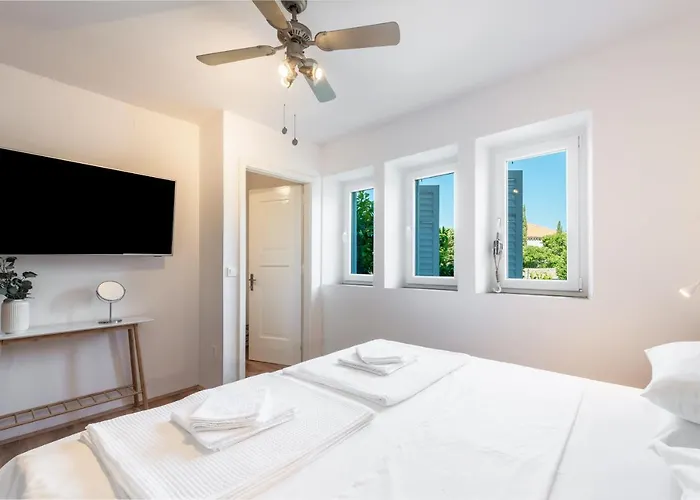 Near Old Town With Free Parking Apartman *